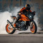 "Son una tontería impulsada por políticos analfabetos". El CEO de KTM no quiere saber nada de motos eléctricas grandes