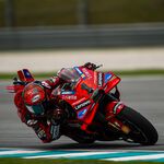 Pecco Bagnaia alarga el mundial hasta Barcelona, Marc Márquez se cae y espeluznante accidente de Jack Miller 