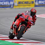 Pecco Bagnaia lidera el doblete de Ducati oficial al sprint en Barcelona pero a Jorge Martín le vale ser noveno para ser campeón