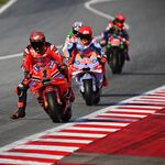 Pecco Bagnaia gana la guerra de los rebufos en Barcelona y mete en un pequeño lío a Jorge Martín  