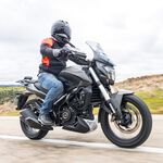 Probamos la Bajaj Dominar 400: la moto cómoda, fácil e indestructible de la que nos habíamos olvidado, por 4.999 euros 