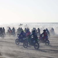 Casi 2000 pilotos dándose castañazos en el barro de la carrera de motos más surrealista del mundo durante más de tres horas