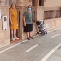 Le ponen un carril bici en la puerta de su casa y la solución para que pueda salir es... ¡un paso de peatones! 