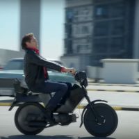 'El coche fantástico' reencarnado en moto y pilotada por un Michael Knight yayo es lo más loco que vas a ver hoy