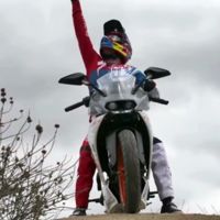 Aaron Gwin cambia la bici por una KTM RC390 para hacer descensos