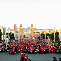 Mil moteros vestidos de Papá Noel querían recoger juguetes para niños pobres. Barcelona los quiere multar por hacer ruido