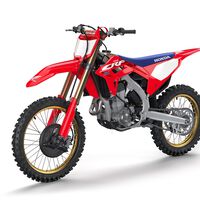 La Honda CRF 450 se lava la cara con mejoras en chasis y motor para seguir siendo la reina del motocross 