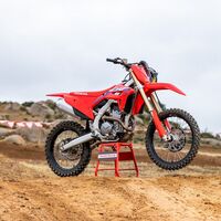 Las nuevas Honda CRF250R y CRF250RX vuelven a la carga en 2021 estrenando embrague y suspensiones 