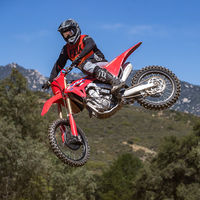 Honda CRF450R: la moto de cross japonesa ahora es más potente, menos pesada y hereda el silenciador simple de MXGP