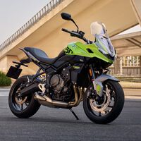 La Triumph Tiger Sport 660 se actualiza con lo justo para seguir siendo una bomba tricilíndrica entre tanta trail bicilíndrica