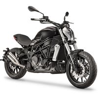 Benelli 402 S, o cuando la Ducati XDiavel se 'reencarna' en una versión accesible para el carnet A2