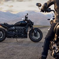 La moto más bestia y cara de Triumph se vuelve aún más oscura y atractiva: llegan las Rocket 3 Storm