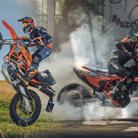 Las KTM 690 Enduro R y 690 SMC R se renuevan para hacer más el gamberro con ABS en curva