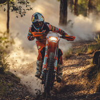 La nueva KTM de Enduro llega con mejoras en la suspensión, un motor de 28 kg y los colores de competición, por 12.489 euros