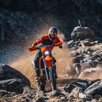 La gama de enduro KTM EXC renueva sus modelos offroad de 2T y 4T y habrá tres ediciones especiales