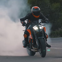 La bestial KTM 1290 Super Duke R saca las garras en este vídeo pasando del circuito a la calle