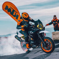 ¡Diversión masiva! La KTM 890 SMT ya es una realidad: una Supermotard con alma de hooligan desde 14.000 euros