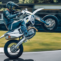 La Husqvarna FS 450 de supermotard se actualiza para 2022 con nuevos gráficos y un embrague hidráulico Brembo, por 11.100 euros