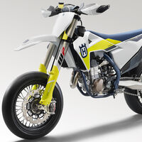 La Husqvarna FS450 de supermotard vuelve a la carga con 63 CV y toda la adrenalina de la competición