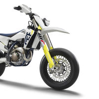 Husqvarna FS450: 63 CV y 103 kg para una supermotard de diversión masiva