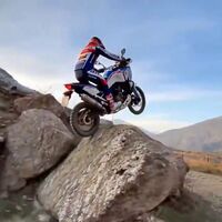 Toni Bou haciendo trial con una Honda CRF1100L Africa Twin nos demuestra que no es la flecha sino el indio