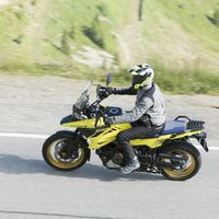 La Suzuki DL1050 V-Strom ya tiene precio: desde 13.029 euros y con casco de regalo para los 50 primeros