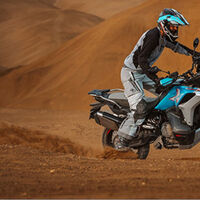 Voge lo está petando con la 900DSX gracias a BMW. Su nueva rival trail es la CFMoto 800 MT-X, y es como una KTM pero china, y barata