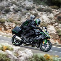 La nueva Kawasaki Ninja 1000 SX es la misma sport turismo de 142 CV actualizada con nuevos colores