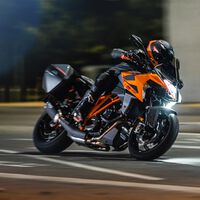 KTM 1290 Super Duke GT: la naked vestida de 175 CV se actualiza con más tecnología y menos peso