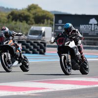 En Francia las nuevas carreras de maxi-trail lo están petando. Tocando rodilla como una MotoGP, pero de 250 kilos 