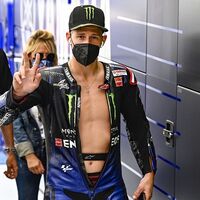 Fabio Quartararo reconoce que mereció una bandera negra por correr con el mono abierto y ataca a Casey Stoner