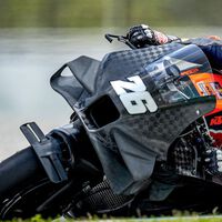 Alerones en el guardabarros. A KTM se le ha ido de las manos lo de la aerodinámica en MotoGP, pero parece que funciona