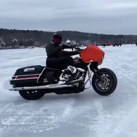 ¡Admirable! Derrapar con una Harley-Davidson sobre un lago de hielo y no romper nada en el intento es posible