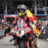 Álvaro Bautista exculpa a Jonathan Rea tras otro duelo que acabó con caída: "Fue agresivo, pero limpio" 