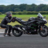 Colgado del colín de una Kawasaki Ninja H2 a casi 300 km/h con esquís para batir un récord mundial 