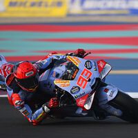 Marc Márquez ya lidera con la Ducati, aunque a MotoGP le ha vuelto a tocar el único día del año que llueve en Catar