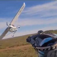 Graban en vídeo como una avioneta se choca contra su moto mientras hacen enduro, rompe un ala y acaba estrellándose