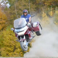 Volando con una Honda Gold Wing de 400 kilos y tres ruedas por una colina. Si Jackass fuese fan de las motos, haría esto  