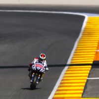 Jorge Lorenzo encarrila la victoria, Valentino Rossi sufre más de la cuenta