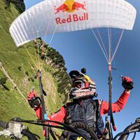 Un motero muy colgado hace parapente extremo con su moto y está al borde de la tragedia. Pero acaba como un campeón
