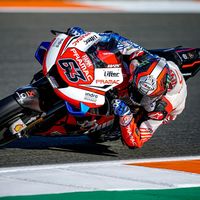 Pecco Bagnaia se fractura la muñeca en Valencia tras una extraña caída saliendo de boxes