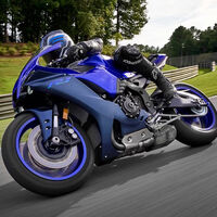 A 10 segundos del récord mundial de Nürburgring sobre una Yamaha R1 de 200 CV. Parece un misil tierra-tierra tocando rodilla a 200 km/h