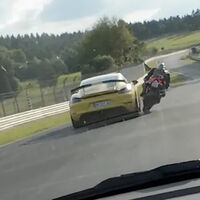 Un Porsche de 500 CV y una Ducati Panigale V4 se pican en Nürburgring a casi 200 km/h y están a centímetros del desastre. La pifia es de uno