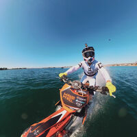 De locos: Robbie Maddo surfeando el agua con una moto de motocross es lo más loco que vas a ver hoy