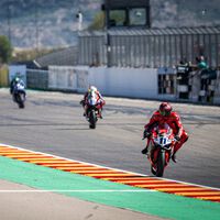 Nicolò Bulega ya otea el alirón tras otro paseo en una carrera parada por el brutal accidente de Niki Tuuli