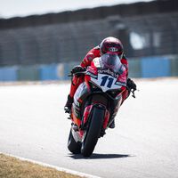 Nicolò Bulega tumba a Stefano Manzi en Magny-Cours y Adrián Huertas se queda a las puertas del podio