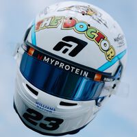 Uno de los pilotos más populares de la F1 va a celebrar su carrera 100 con un casco homenaje... ¡a Valentino Rossi! 