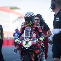 La caída de Álvaro Bautista cuando podía ganar en Portimao vuelve a sembrar dudas en Ducati: "Quieren lo mejor para ellos" 