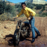 A Elvis Presley flipó tanto la primera vez que probó una Triumph que compró nueve para sus amigos y tuvieron una banda. Hoy le hacen una moto homenaje