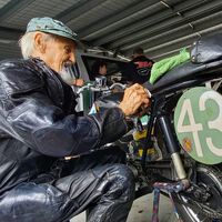 El piloto de motos más viejo del mundo tiene 98 años, acaba de batir un récord y casi se sube al podio en su última carrera